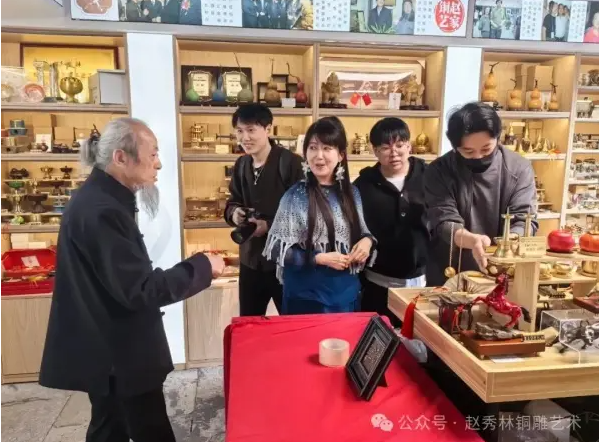 孟庭葦紹興探訪趙家銅藝 以刀為筆鐫刻《玫瑰》情懷