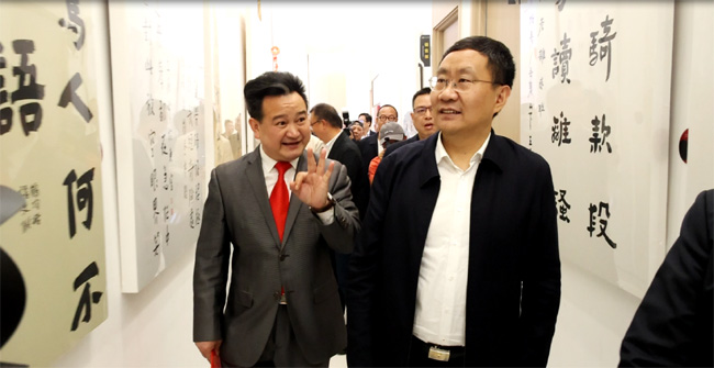 2▲ 縣委書記劉軍觀看展覽（圖右） 拷貝.jpg