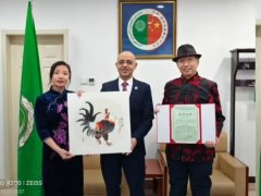 中名聯(lián)簽約國禮畫家王世軍走進阿盟大使館，國畫《大吉圖》獲大使珍藏