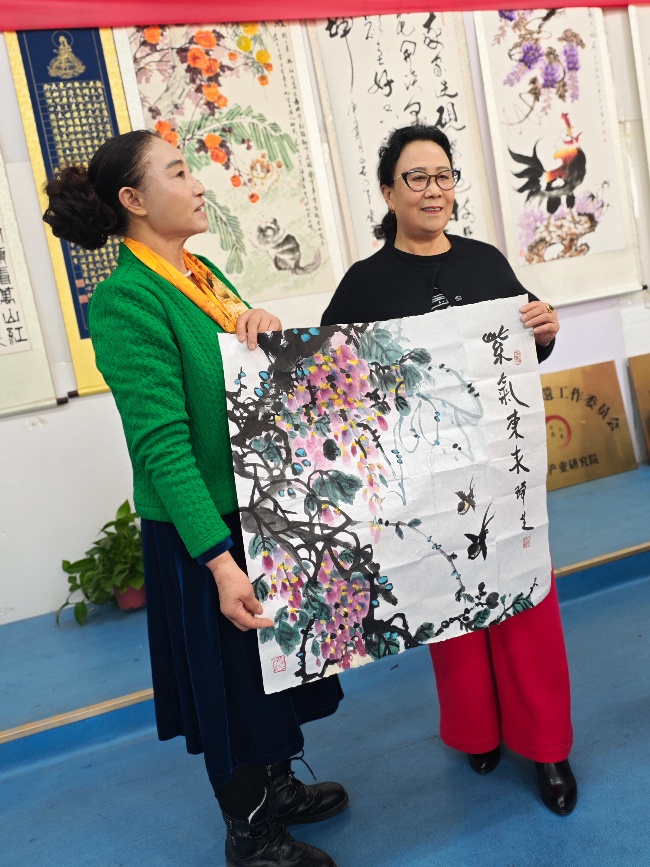 陳香梅世界藝術(shù)家協(xié)會書畫筆會在京舉行 17位名家揮毫共繪藝術(shù)盛宴     2025年10月8日上午10時，由陳香梅世界藝術(shù)家協(xié)會主辦的“書畫藝術(shù)交流筆會”在北京盛合體育中心圓滿舉行。來自全國各地的17(圖6)