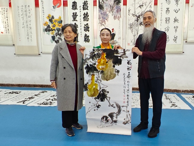 陳香梅世界藝術(shù)家協(xié)會書畫筆會在京舉行 17位名家揮毫共繪藝術(shù)盛宴     2025年10月8日上午10時，由陳香梅世界藝術(shù)家協(xié)會主辦的“書畫藝術(shù)交流筆會”在北京盛合體育中心圓滿舉行。來自全國各地的17(圖11)