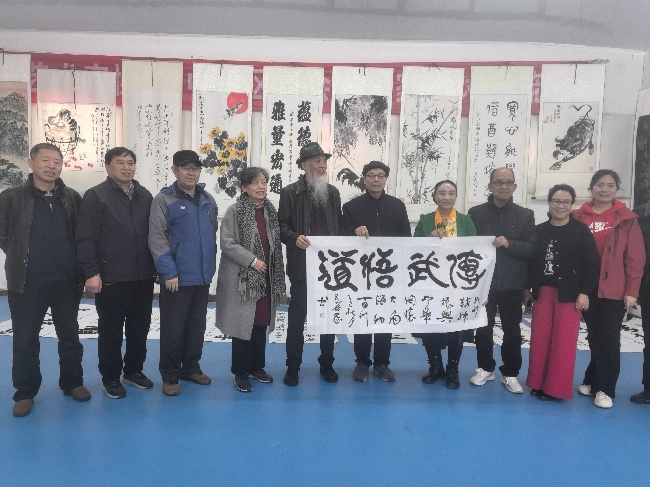 陳香梅世界藝術(shù)家協(xié)會書畫筆會在京舉行 17位名家揮毫共繪藝術(shù)盛宴     2025年10月8日上午10時，由陳香梅世界藝術(shù)家協(xié)會主辦的“書畫藝術(shù)交流筆會”在北京盛合體育中心圓滿舉行。來自全國各地的17(圖4)