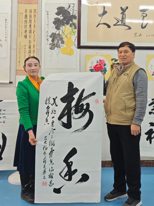 陳香梅世界藝術(shù)家協(xié)會書畫筆會在京舉行 17位名家揮毫共繪藝術(shù)盛宴     2025年10月8日上午10時，由陳香梅世界藝術(shù)家協(xié)會主辦的“書畫藝術(shù)交流筆會”在北京盛合體育中心圓滿舉行。來自全國各地的17(圖13)