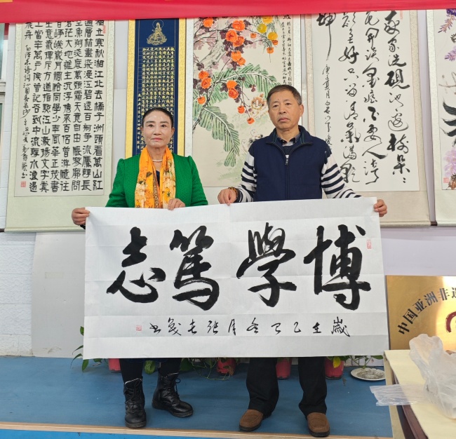 陳香梅世界藝術(shù)家協(xié)會書畫筆會在京舉行 17位名家揮毫共繪藝術(shù)盛宴     2025年10月8日上午10時，由陳香梅世界藝術(shù)家協(xié)會主辦的“書畫藝術(shù)交流筆會”在北京盛合體育中心圓滿舉行。來自全國各地的17(圖12)