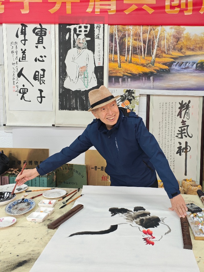 陳香梅世界藝術(shù)家協(xié)會書畫筆會在京舉行 17位名家揮毫共繪藝術(shù)盛宴     2025年10月8日上午10時，由陳香梅世界藝術(shù)家協(xié)會主辦的“書畫藝術(shù)交流筆會”在北京盛合體育中心圓滿舉行。來自全國各地的17(圖3)