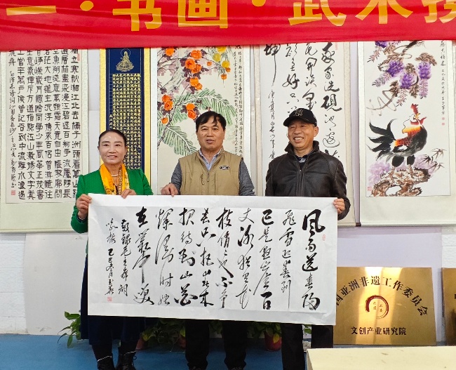 陳香梅世界藝術(shù)家協(xié)會書畫筆會在京舉行 17位名家揮毫共繪藝術(shù)盛宴     2025年10月8日上午10時，由陳香梅世界藝術(shù)家協(xié)會主辦的“書畫藝術(shù)交流筆會”在北京盛合體育中心圓滿舉行。來自全國各地的17(圖8)