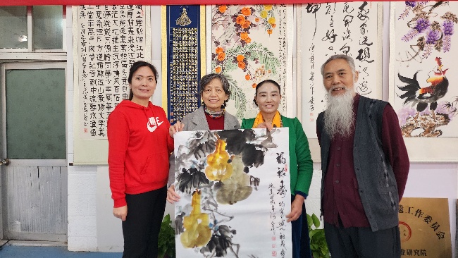 陳香梅世界藝術(shù)家協(xié)會書畫筆會在京舉行 17位名家揮毫共繪藝術(shù)盛宴     2025年10月8日上午10時，由陳香梅世界藝術(shù)家協(xié)會主辦的“書畫藝術(shù)交流筆會”在北京盛合體育中心圓滿舉行。來自全國各地的17(圖7)