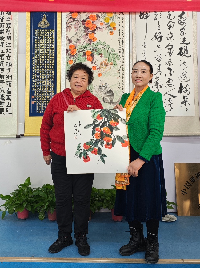 陳香梅世界藝術(shù)家協(xié)會書畫筆會在京舉行 17位名家揮毫共繪藝術(shù)盛宴     2025年10月8日上午10時，由陳香梅世界藝術(shù)家協(xié)會主辦的“書畫藝術(shù)交流筆會”在北京盛合體育中心圓滿舉行。來自全國各地的17(圖14)