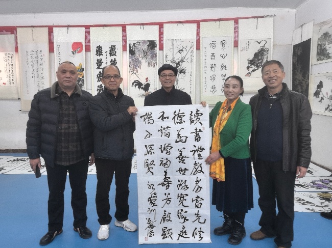 陳香梅世界藝術(shù)家協(xié)會書畫筆會在京舉行 17位名家揮毫共繪藝術(shù)盛宴     2025年10月8日上午10時，由陳香梅世界藝術(shù)家協(xié)會主辦的“書畫藝術(shù)交流筆會”在北京盛合體育中心圓滿舉行。來自全國各地的17(圖10)