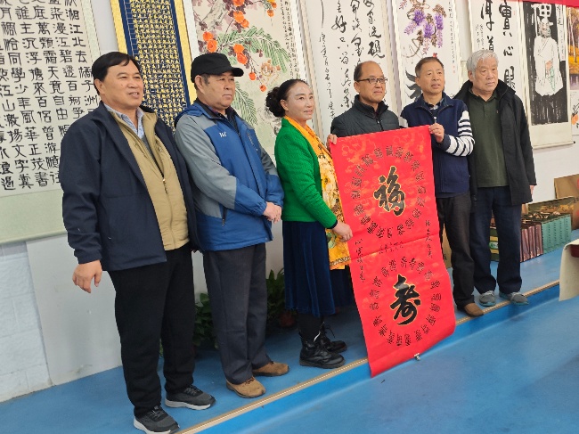 陳香梅世界藝術(shù)家協(xié)會書畫筆會在京舉行 17位名家揮毫共繪藝術(shù)盛宴     2025年10月8日上午10時，由陳香梅世界藝術(shù)家協(xié)會主辦的“書畫藝術(shù)交流筆會”在北京盛合體育中心圓滿舉行。來自全國各地的17(圖16)