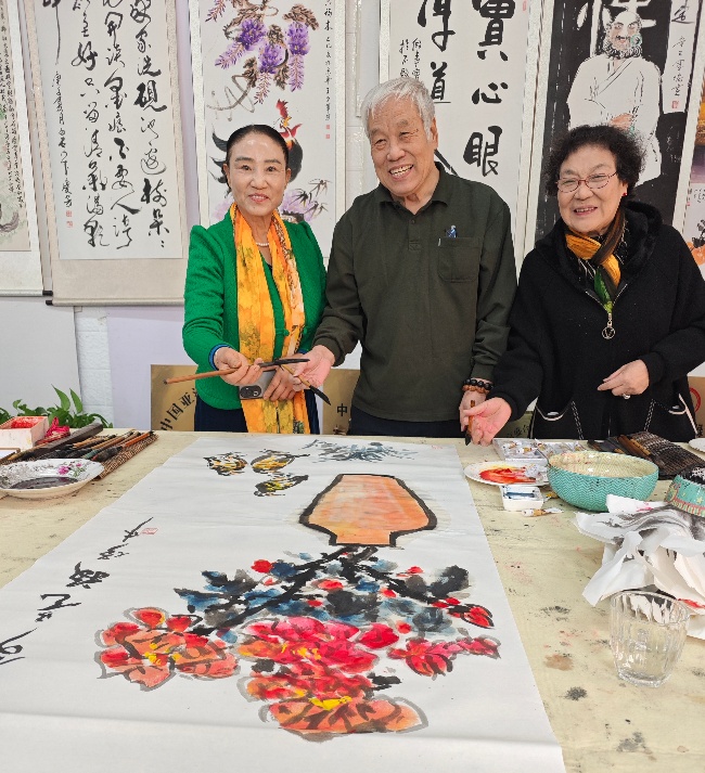 陳香梅世界藝術(shù)家協(xié)會書畫筆會在京舉行 17位名家揮毫共繪藝術(shù)盛宴     2025年10月8日上午10時，由陳香梅世界藝術(shù)家協(xié)會主辦的“書畫藝術(shù)交流筆會”在北京盛合體育中心圓滿舉行。來自全國各地的17(圖5)