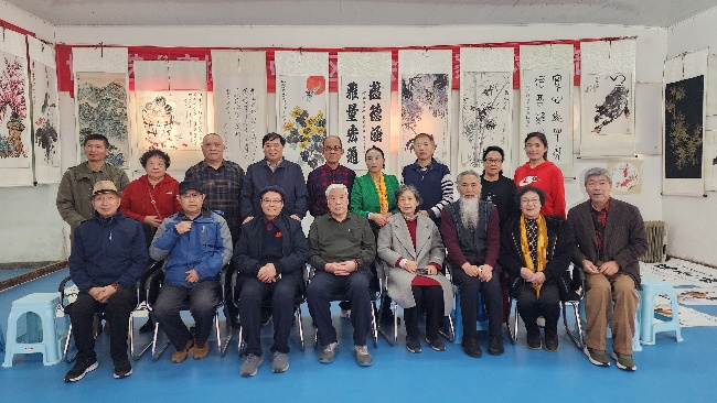 陳香梅世界藝術(shù)家協(xié)會書畫筆會在京舉行 17位名家揮毫共繪藝術(shù)盛宴     2025年10月8日上午10時，由陳香梅世界藝術(shù)家協(xié)會主辦的“書畫藝術(shù)交流筆會”在北京盛合體育中心圓滿舉行。來自全國各地的17(圖1)